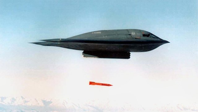 Американский бомбардировщик B-2 Spirit сбрасывает бомбу  B61-11. Архивное фото
