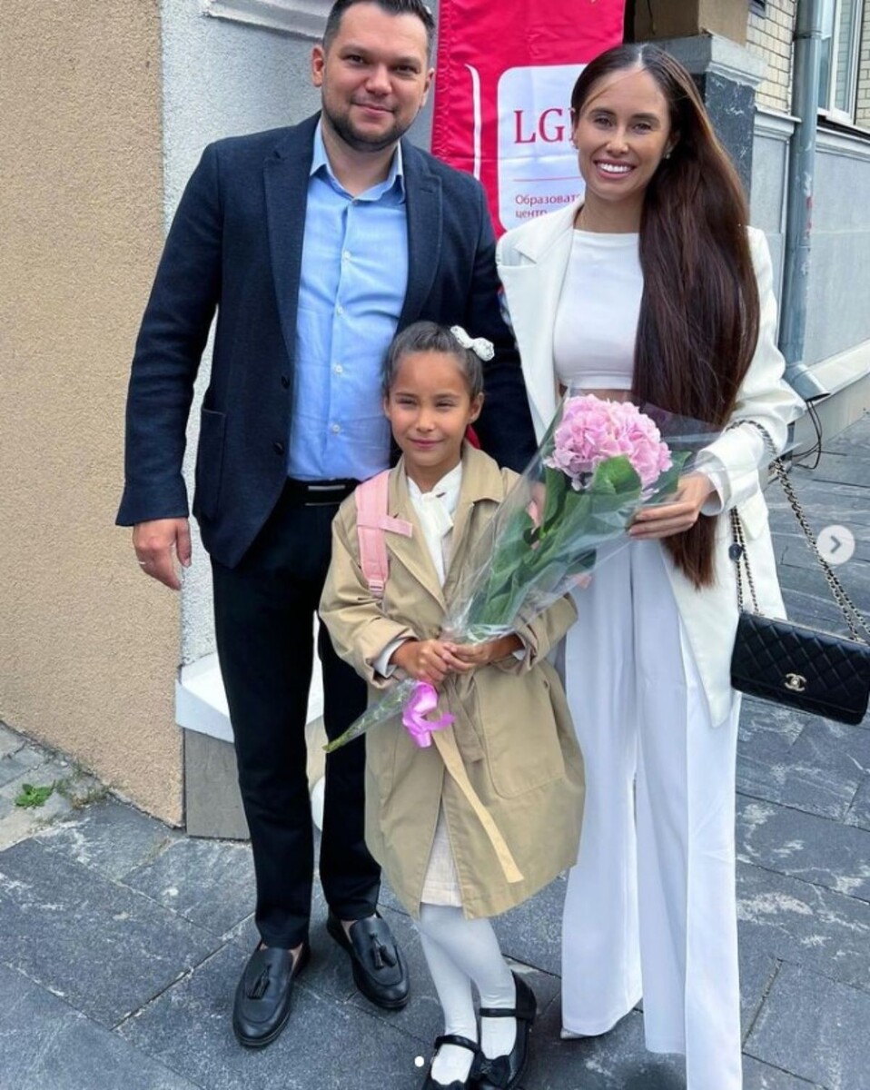 Илана с мужем и дочерью