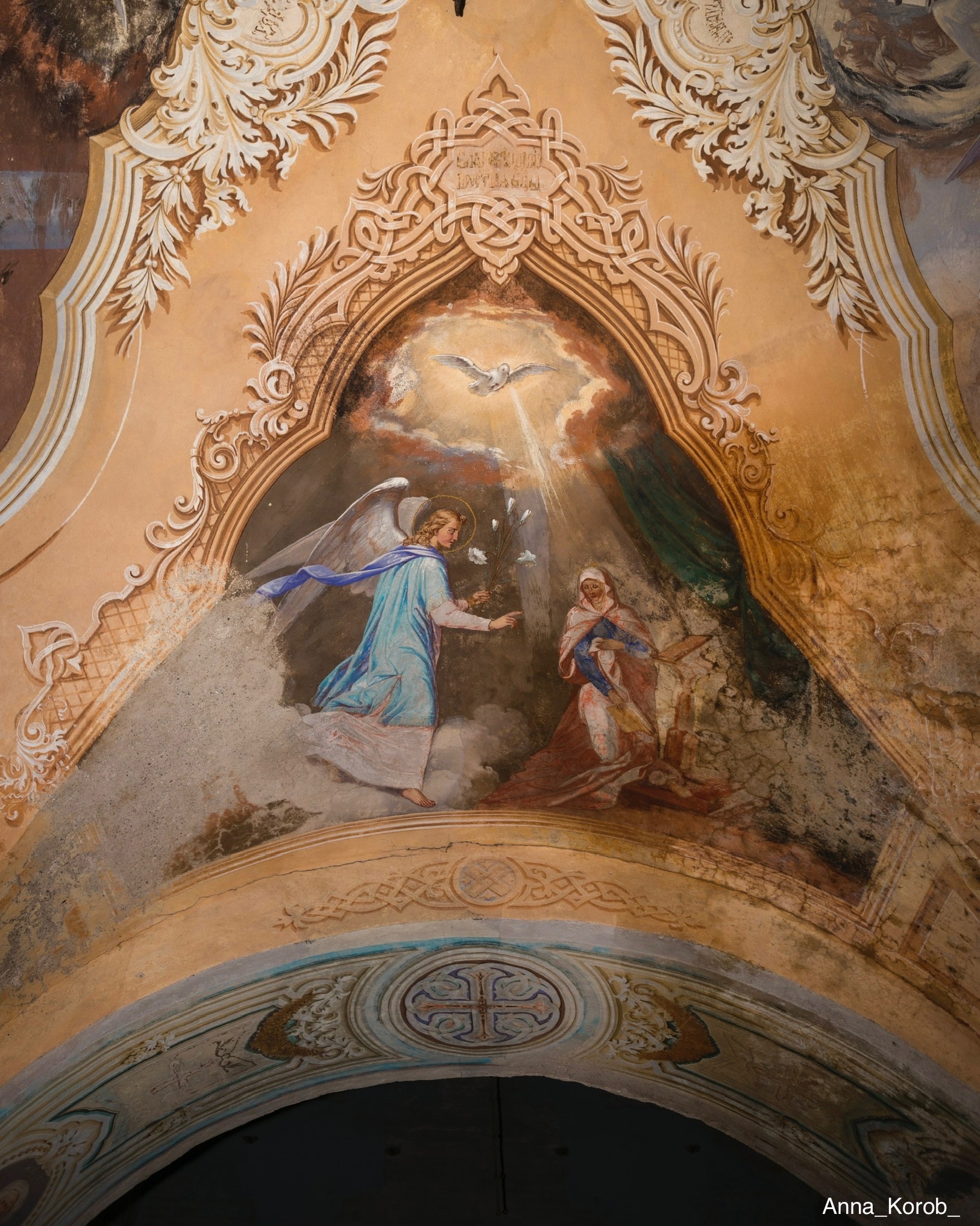 Блогер показала заброшенный храм с сохранившимися росписями в Тверской области