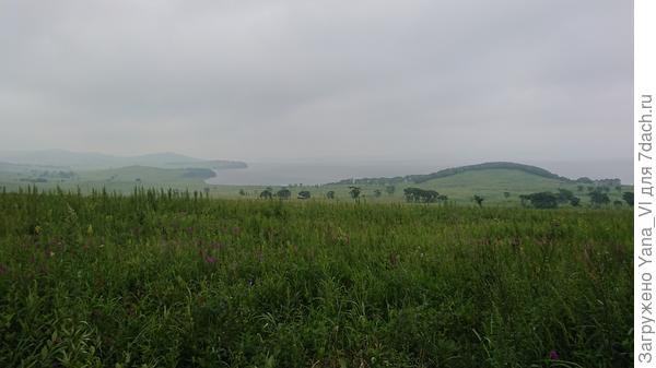 Серое пятно, сливающееся с серым небом - бухта Новгородская.