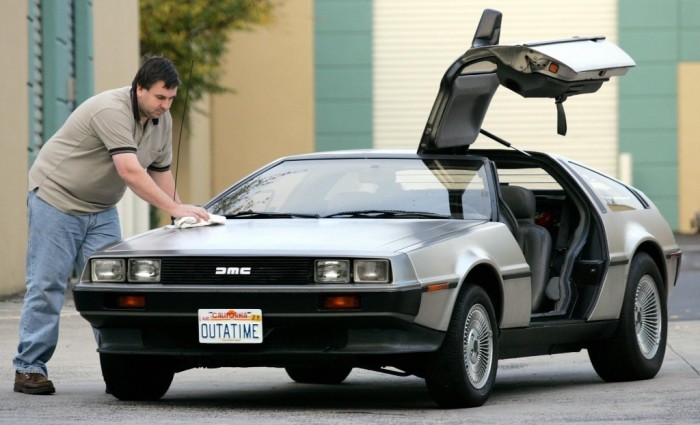 Спортивный автомобиль, прославившийся в фильме «Назад в будущее». 