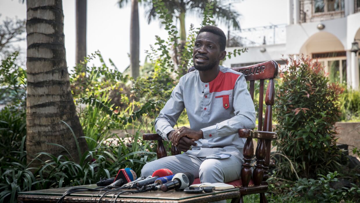 Кого выберет Уганда: певец из трущоб против 76-летнего президента