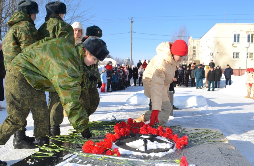 В Андреаполе Тверской области возложили цветы к обелиску в День защитника Отечества