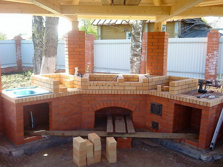 Жена любит готовить на свежем воздухе, поэтому я ей сделал сюрприз: построил летнюю кухню из красного кирпича. Фото до и после Жена любит готовить на свежем воздухе, поэтому я ей сделал сюрприз: построил летнюю кухню из красного кирпича. Фото до и после домашний очаг,,рукоделие,своими руками,умелые руки