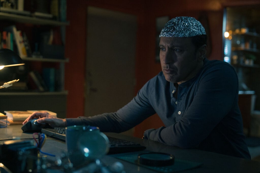 Ben wearing a tinfoil hat in Evil S04E09