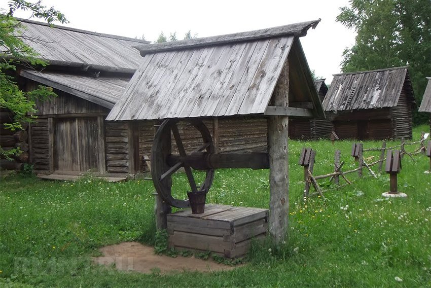 Деревенский вариант, неокрашенное дерево во всех строениях