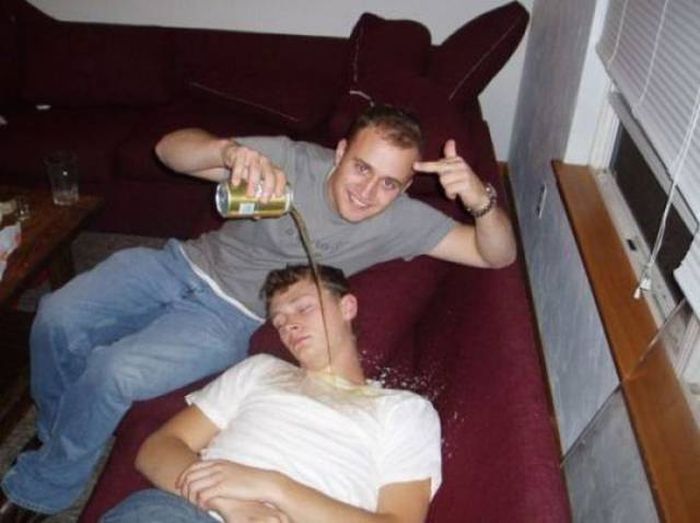 Двое пьяных парней