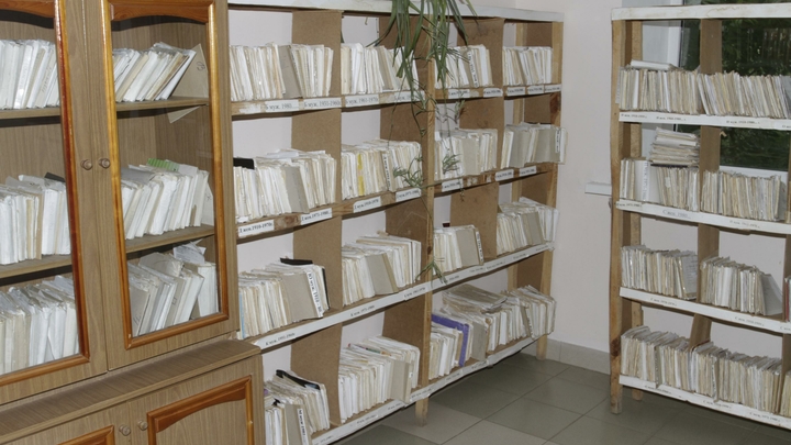 "Ой, ну, значит, у нас был сбой": Пациенты съязвили в ответ "похоронившим" бумажную медкарту креативщикам
