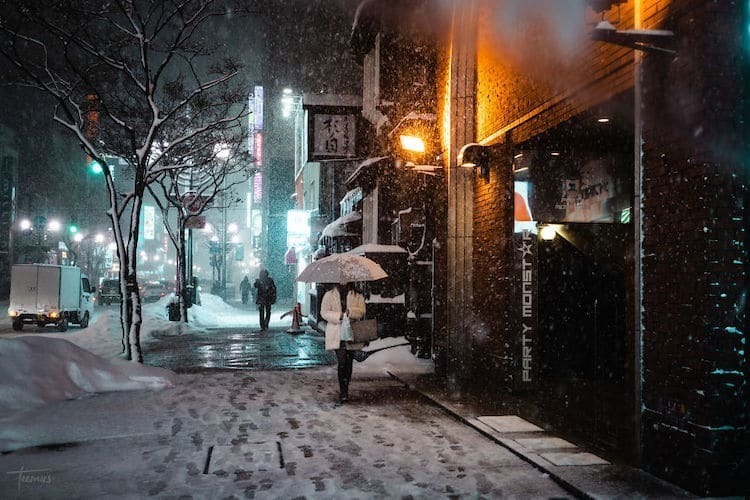 Фотограф гуляет по заснеженным улицам Японии, снимая сказочные сцены
