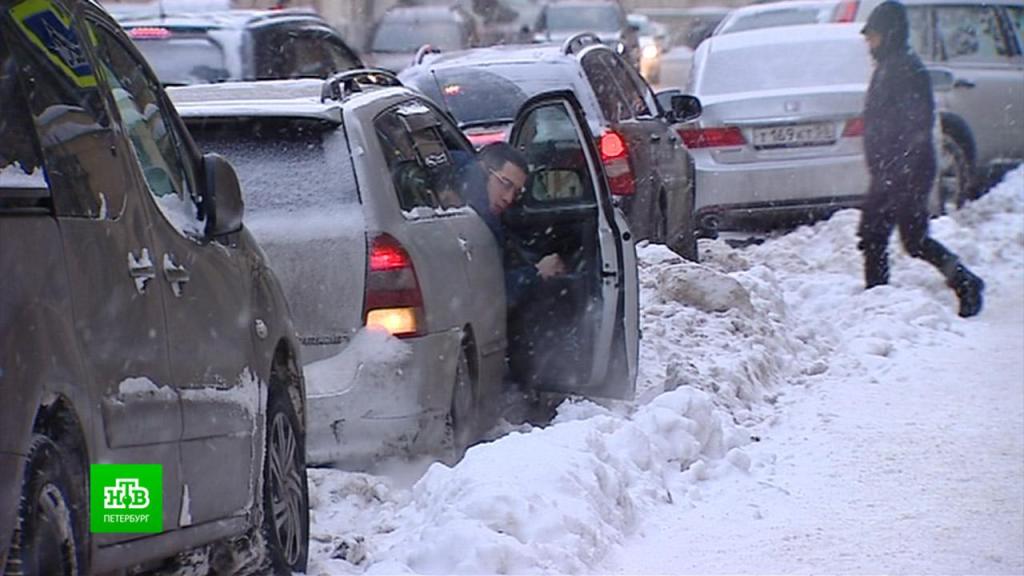 Жители Петербурга недовольны медленной уборкой города от снега