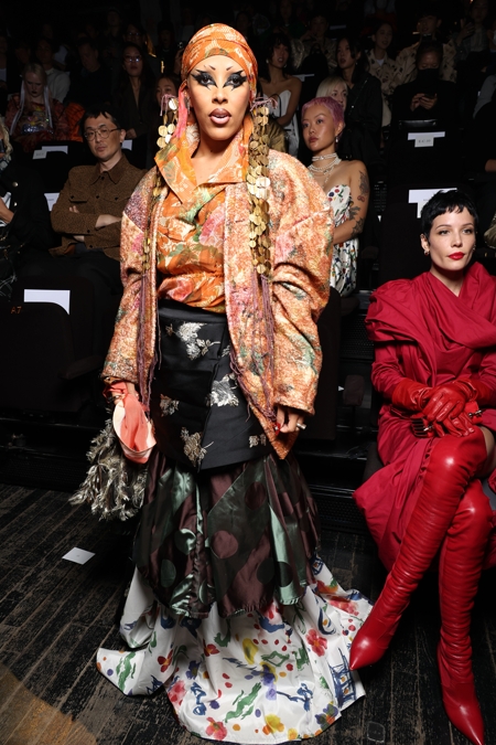 Ирина Шейк, Стелла Максвелл, Белла Хадид вышли на подиум на показе Vivienne Westwood. Среди гостей — Doja Cat, Холзи показ, новой, коллекции, Неделе, неделе, Андреас, Кронталер, создании, вдохновлялся, эстетикой, Ренессанса, объединив, причудливых, образахРанее, Парижской, кульминацией, прошел, Coperni, совместительству, которого