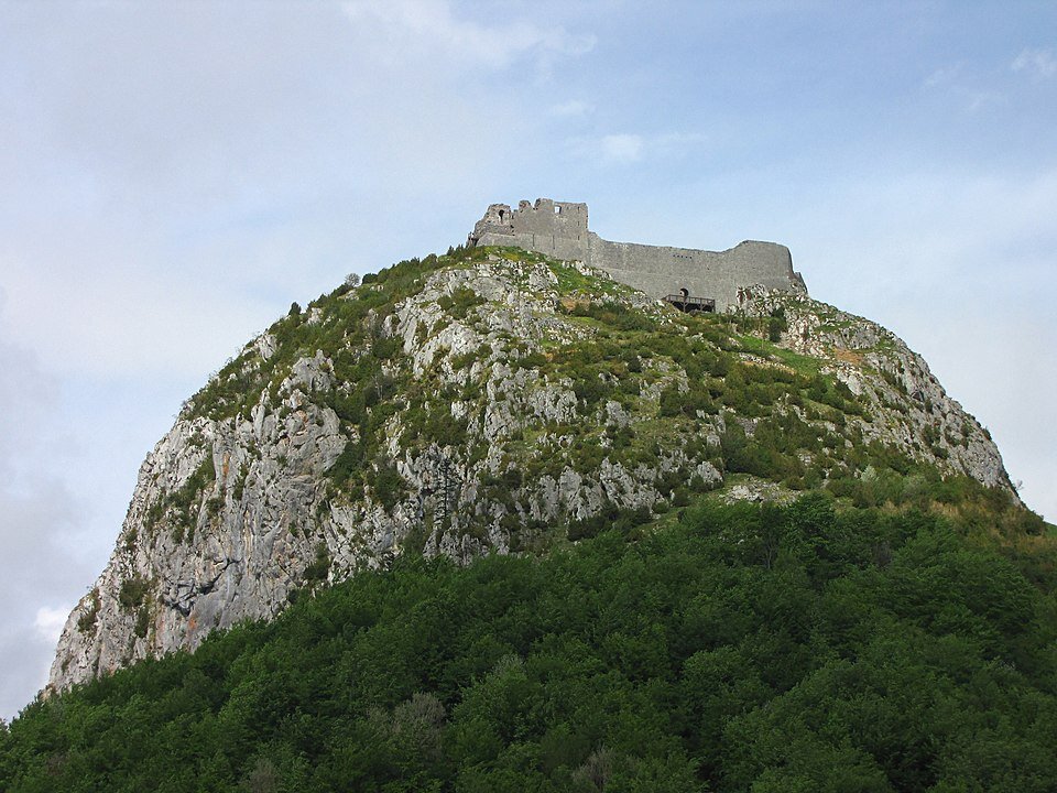    Легенда гласит, что Грааль остался в Монсегюре и все еще ждет наследников альбигойцев. Но мы бы не советовали искать его там / ©wikipedia.org