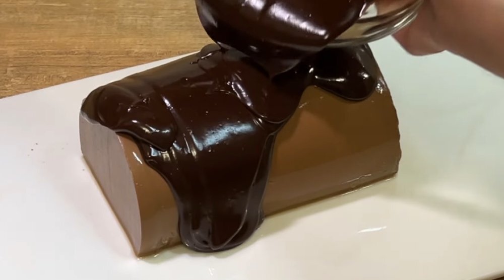 Отсутствие подходящей формы хотя бы раз останавливало вас от приготовления сладкого блюда? Тогда предлагаем вам узнать, как сделать шоколадный муссовый десерт в домашних условиях.-4