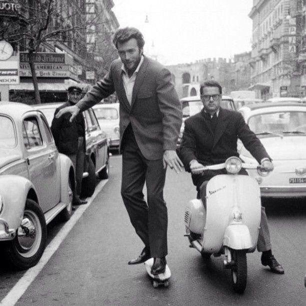 Клинт Иствуд катается на скейтборде в Риме, 1964 в мире, знаменитости, кадры, люди, молодость, слава, фото