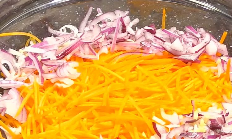 Соединяем морковь по-корейски и соленые огурцы в один салат. Оторваться невозможно, пока он не закончится Огурцы, соломкой, сковороде, салат, перцев, можно, режем, холодильнике, перемешиваем, который, Сверху, которые, маслом, подсолнечными, вместе, пропущенным, раскалённым, заливаем, смесь, пресс