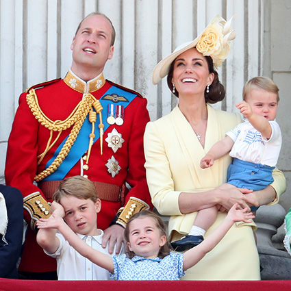 Кейт Миддлтон и принц Уильям поделились новым портретом принцессы Шарлотты в честь ее дня рождения Монархии