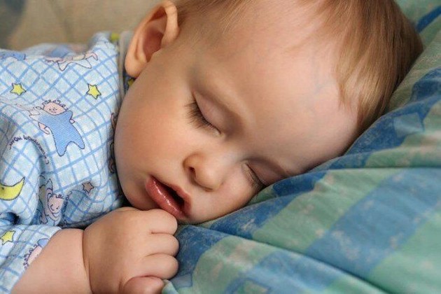 Почему ребенок кашляет во сне? 5 причин