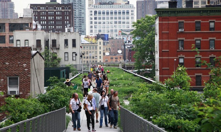 Один из известных примеров зелёной джентрификации — парк Хай-Лайн в Манхэттене, созданный на месте надземной железной дороги.