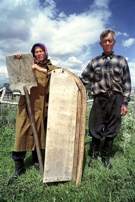 Жители деревни показывают вещи, сделанные из обломков ракет. Фото: Jonas Bendiksen.