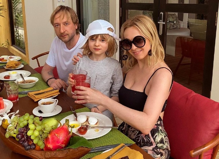 Старший сын с травмой, младший – дома: как Яна Рудковская и Евгений Плющенко отдыхают на Мальдивах