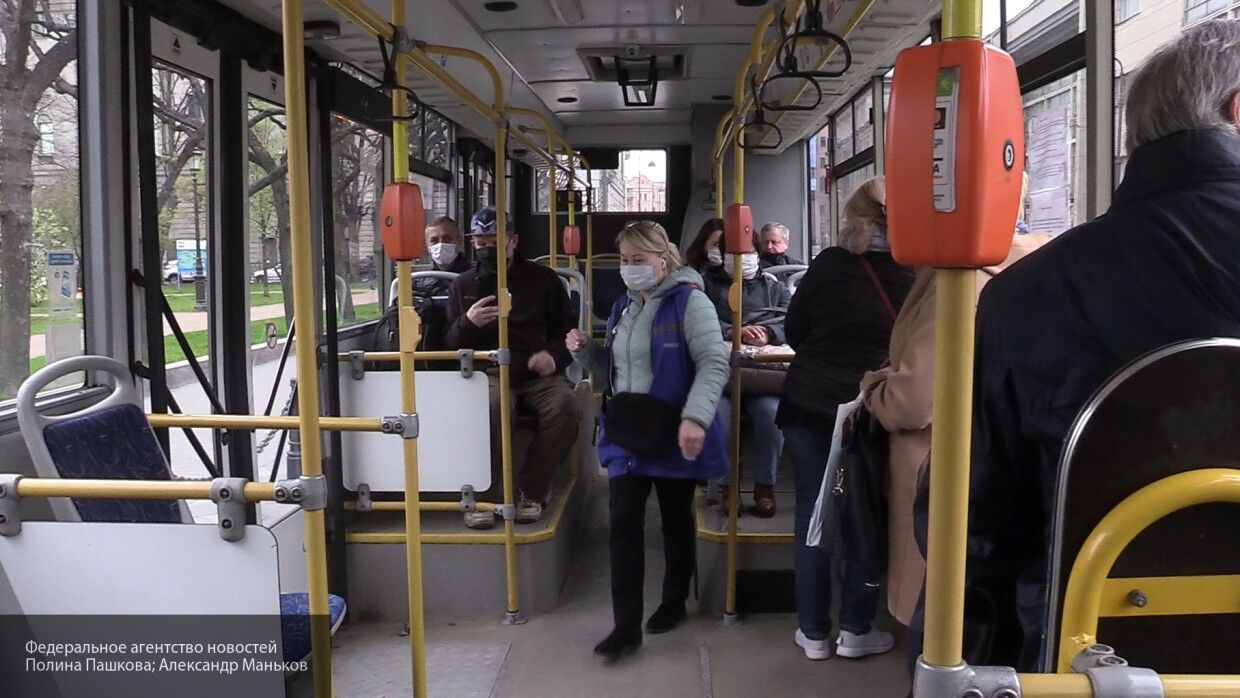 Два пассажира избили кондуктора автобуса из-за маски в Красноярске