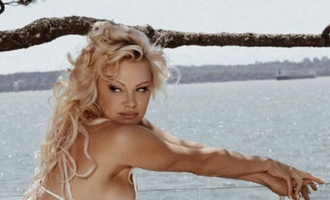 Памела Андерсон показала себя в коротком платье, но людей интересовал только мужчина на заднем плане Памела Андерсон показала себя в коротком платье, но людей интересовал только мужчина на заднем плане Культура