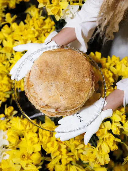 Алёна Ахмадуллина, Наташа Королёва и Алексей Жидковский на масленичных гуляньях 
