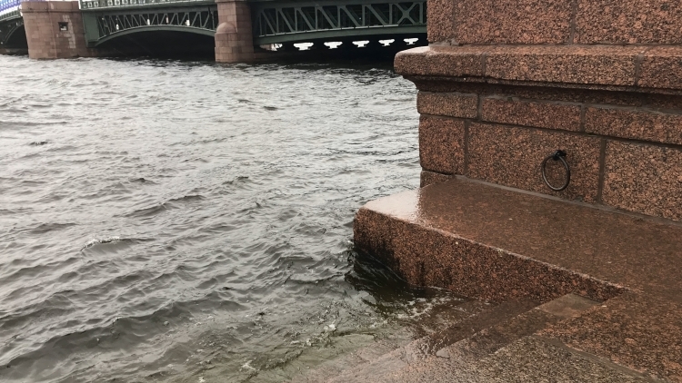 Затворы дамбы закроют из-за угрозы наводнения в Петербурге