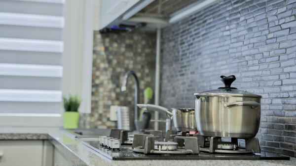 Как обыграть на кухне газовую трубу, которая удешевляет интерьер - свежие новости на Toplenta