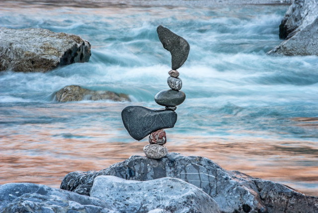 Скульптуры с балансирующими камнями Михи Брыновеца