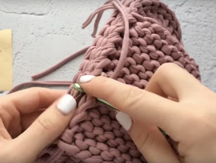 Вяжем тапочки с двойной подошвой из трикотажной пряжи Вяжем тапочки с двойной подошвой из трикотажной пряжи вязание спицами,рукоделие,своими руками