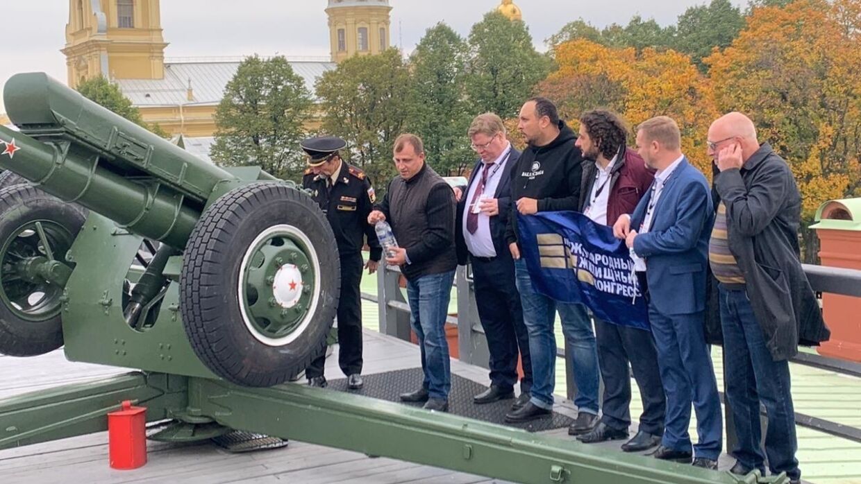 Полуденный. Полуденный выстрел в Санкт-Петербурге. Полуденный выстрел. Полуденный выстрел с Петропавловской крепости сегодня. Полуденный парад.