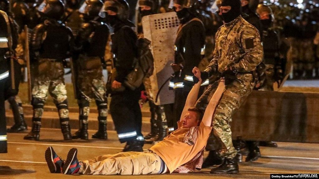 Белорусские силовики тянут куда-то российского журналиста Семёна Пегова, он без сознания