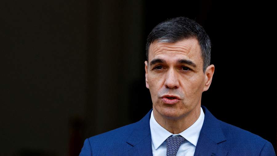 Премьер Испании решил не покидать пост на фоне расследования в отношении его жены