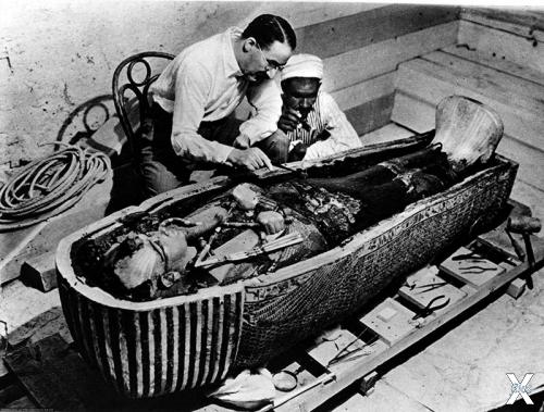 Первооткрыватель. Картер обследует саркофаг Тутанхамона