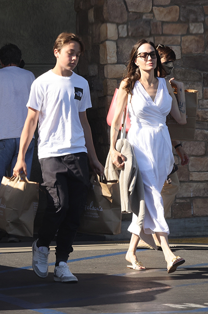 Off-duty. Анджелина Джоли с подросшим сыном Ноксом на шопинге в Лос-Фелисе Звездный стиль