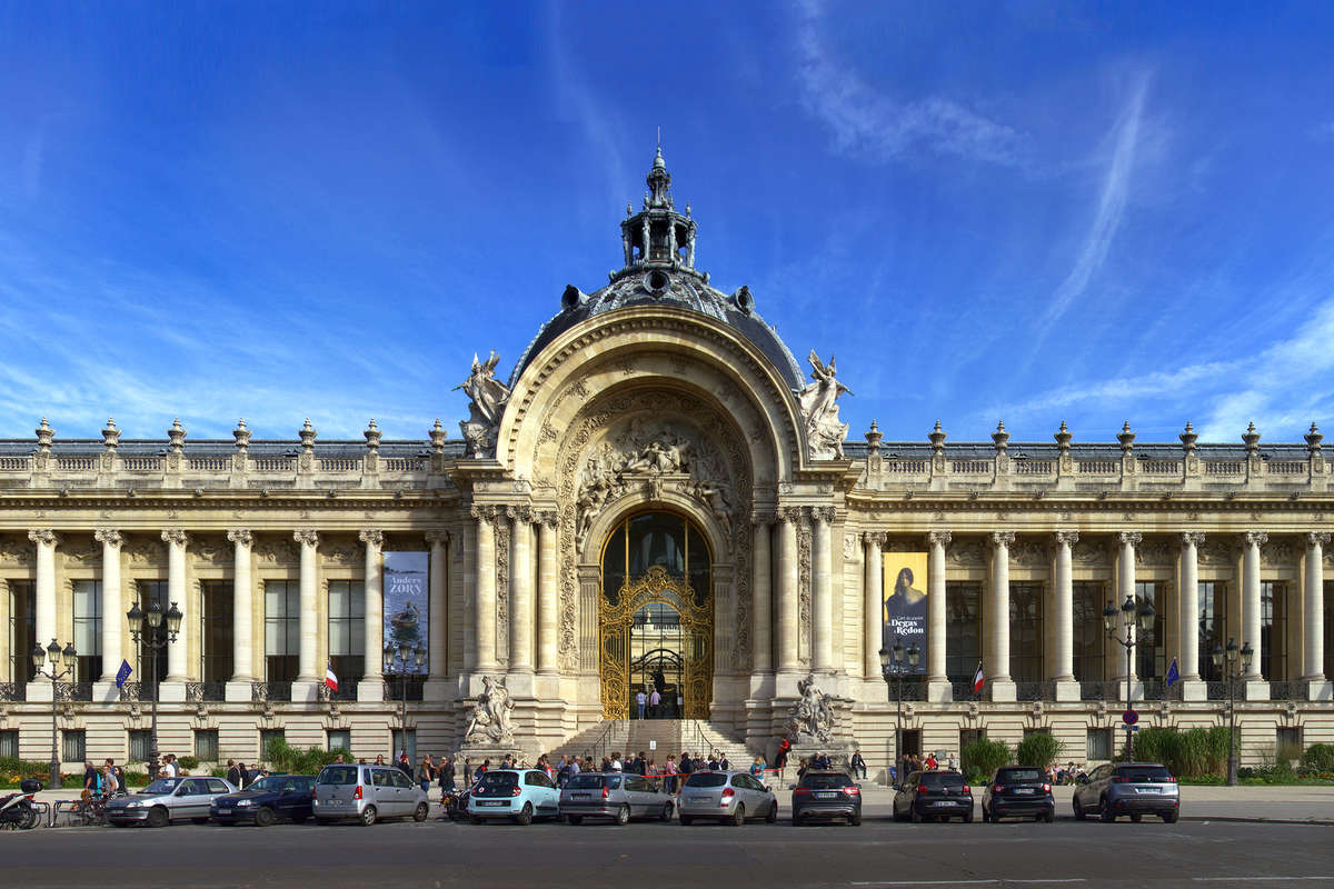 Europe 1: во Франции угнали автомобиль минфина с пропусками в Елисейский дворец
