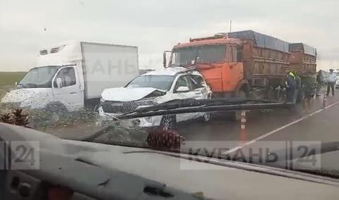 Пять автомобилей столкнулись на трассе Краснодар - Ейск