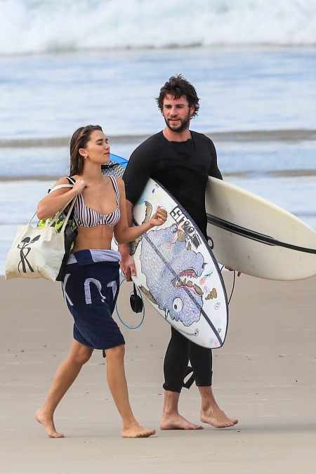 Водные процедуры: Лиам Хемсворт проводит время на пляже с девушкой Габриэллой Брукс и братом Крисом Водные процедуры: Лиам Хемсворт проводит время на пляже с девушкой Габриэллой Брукс и братом Крисом Звезды,Звездные пары