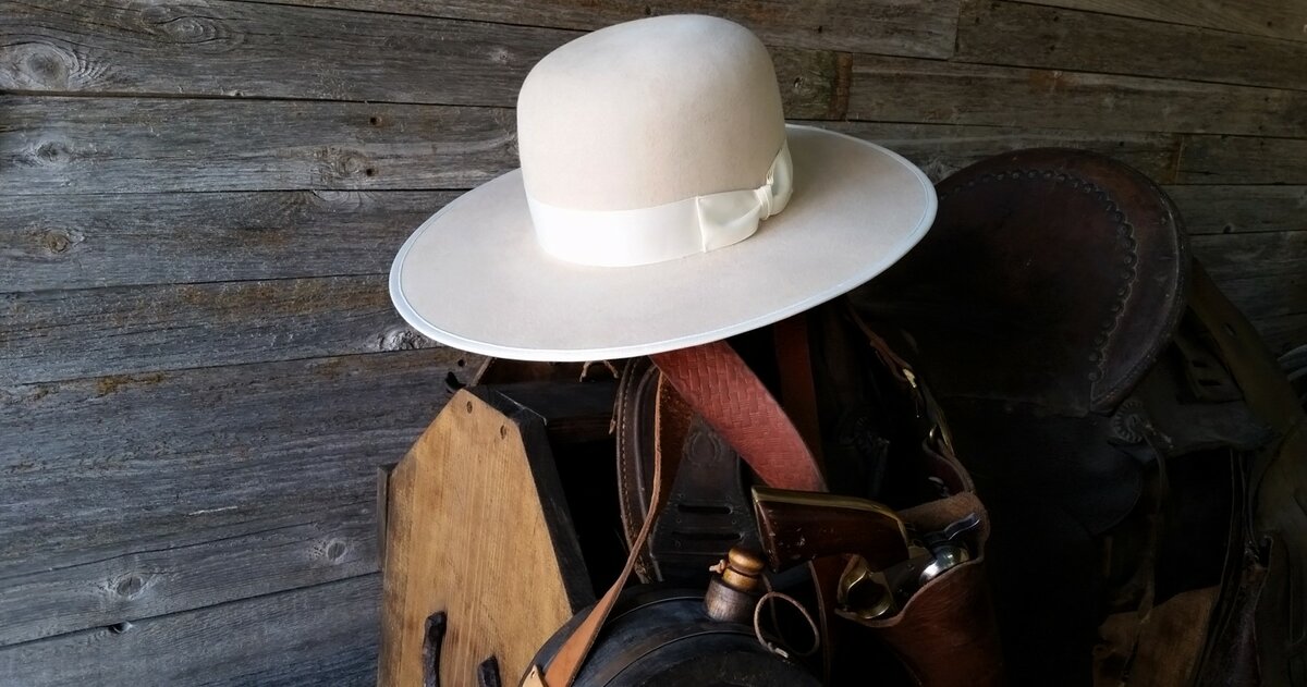 Оригинальная шляпа Boss of the Plains, которая в дальнейшем получила множество других модификаций с загнутыми полями и другими различными формами и стилями.