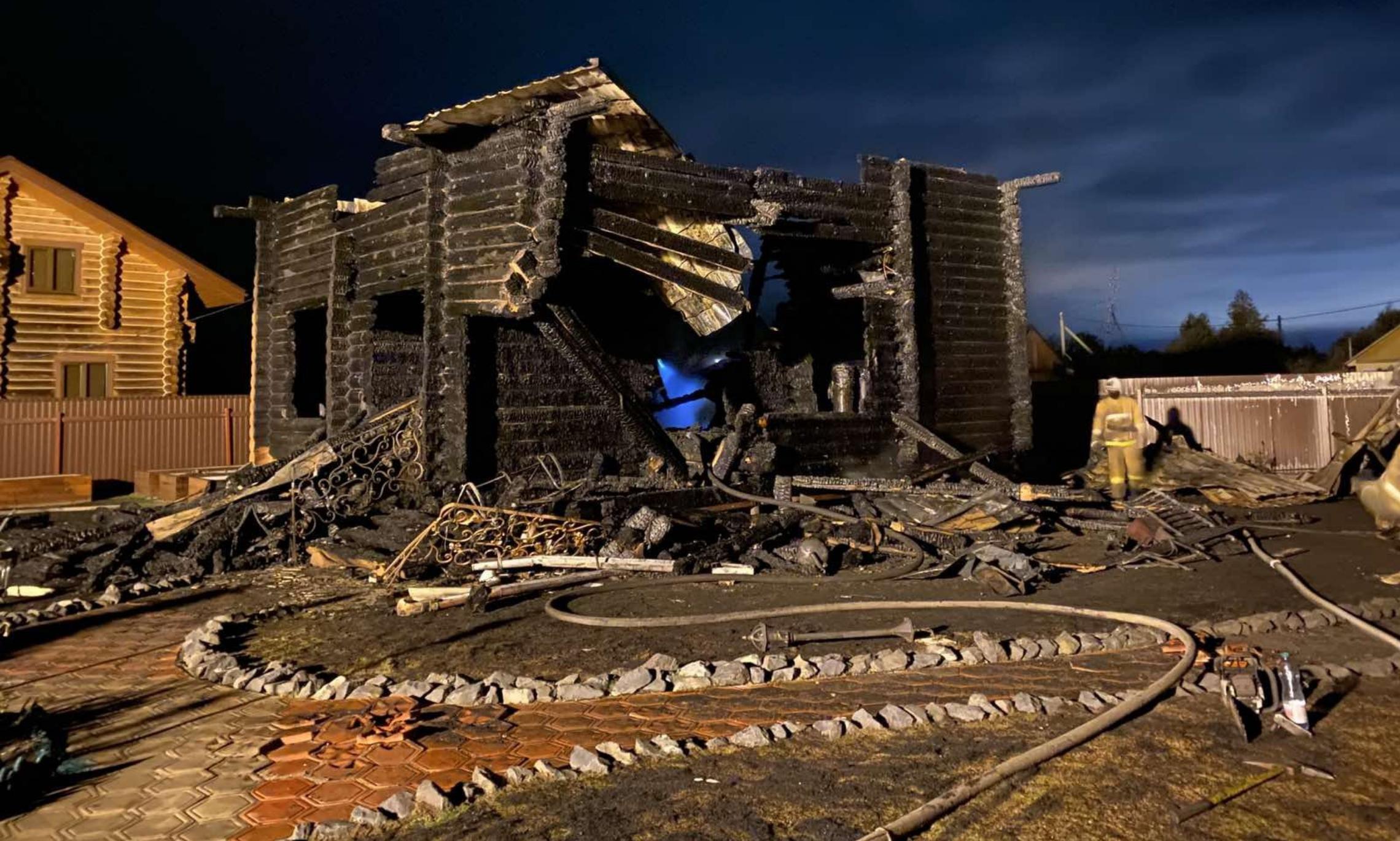 Крупный пожар уничтожил двухэтажный дом в СНТ под Северодвинском