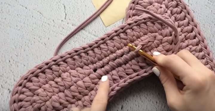 Вяжем тапочки с двойной подошвой из трикотажной пряжи Вяжем тапочки с двойной подошвой из трикотажной пряжи вязание спицами,рукоделие,своими руками