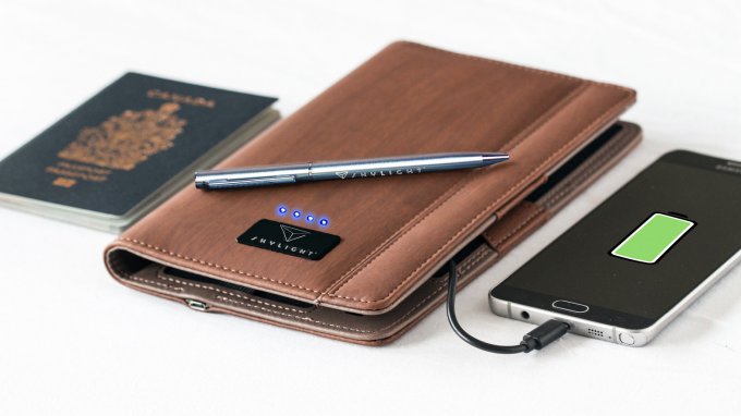В бумажник-органайзер встроили пауэрбанк