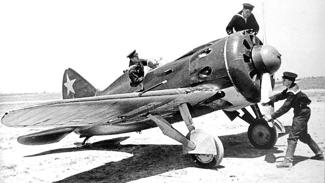 Истребитель И-16 во время боев на Халхин-Голе. 1939 год