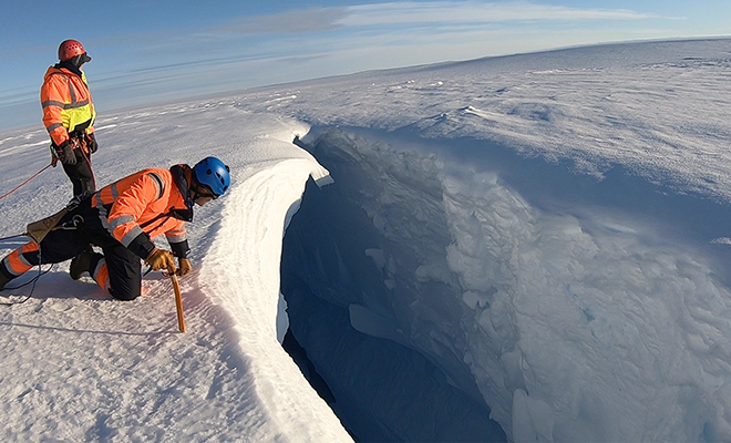 В ледник в Антарктиде опустили камеру и услышали, как с глубины идут звуки, похожие на пение. Видео