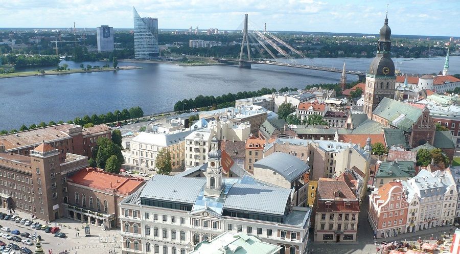 Жители Латвии разбили рижанину окно из-за вывешенного украинского флага