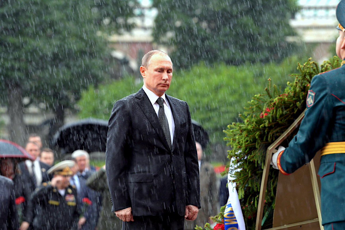 Путин возлагает цветы к могиле неизвестного солдата под дождем