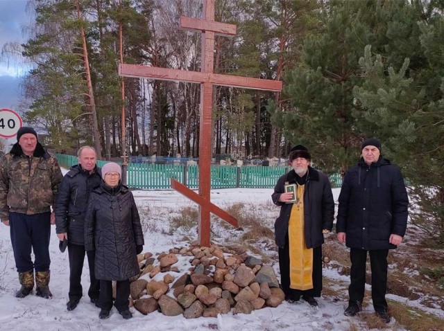 Протоиерей Сергий Андреев совершил освящение поклонных крестов в д. Суша.