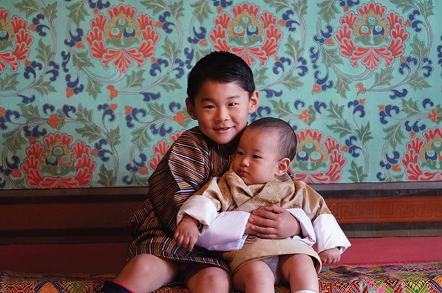 Король Бутана поделился новыми портретами жены и подросших сыновей Джигме, Вангчук, короля, Бутана, Джецун, Кхесар, марте, прессе, королевы, малыша, Деченчолинг, Угьен, дворце, Чоден, родился, прошлого, Вангчука, второй, Намгьял, король