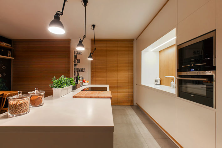 Уютная кухня с использованием натурального дерева фото